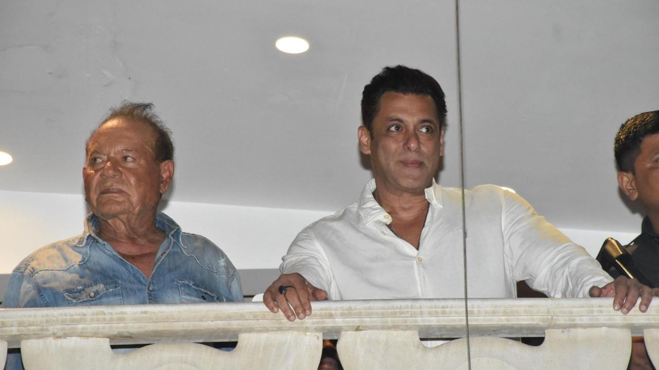 Eid al-Fitr 2024: Salman Khan and father Salim show up on his apartment balcony 