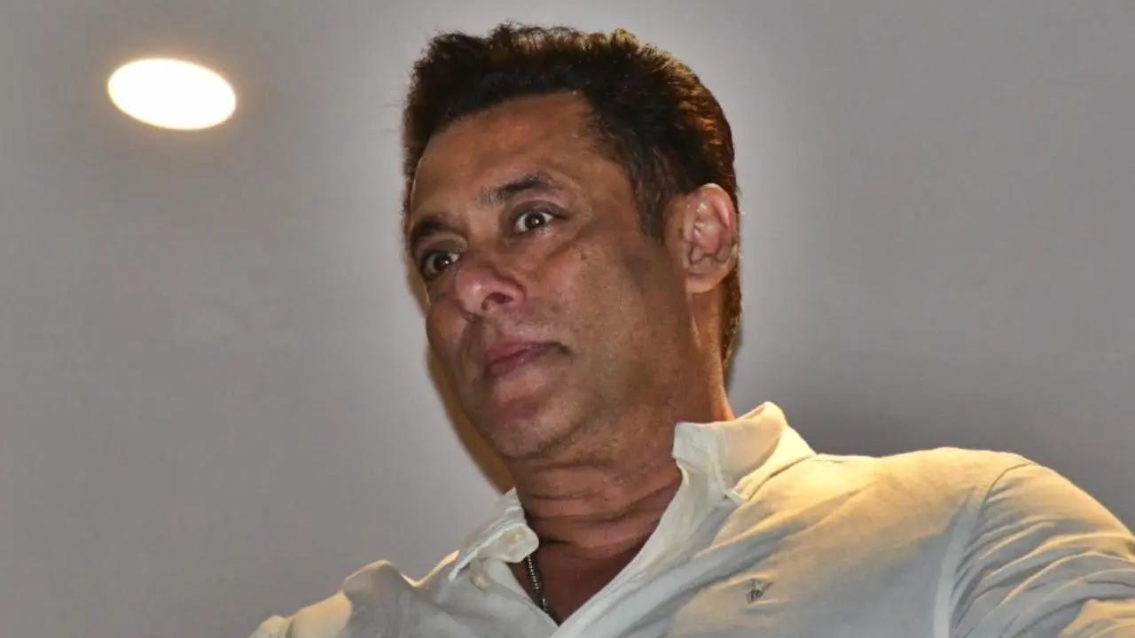 The first visuals of the firing at Salman Khan's house showed the forensic team and the Mumbai Police Crime Branch probing the incident. Read more