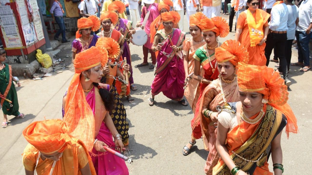 During his journey to the filing of nomination, there were traditional dancers and musicians who led the procession as his supporters and Shiv Sena (UBT) leaders marched with Sanjay Patil carrying party symbol and flags