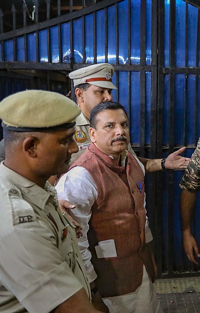 A large number of AAP supporters assembled outside the jail and raised the slogans