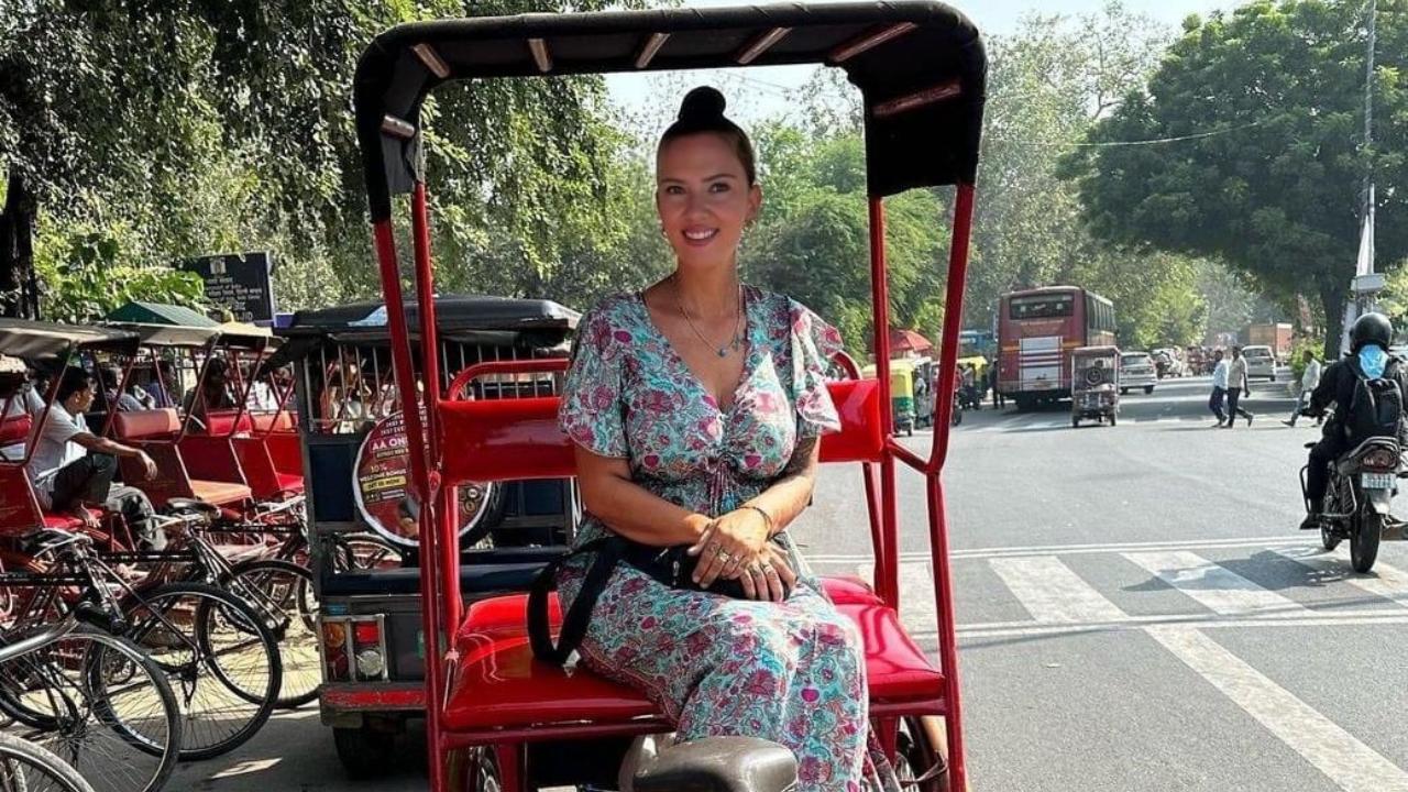 Scarlett Johansson in Delhi? Viral photo shows actor sitting on a cycle rickshaw