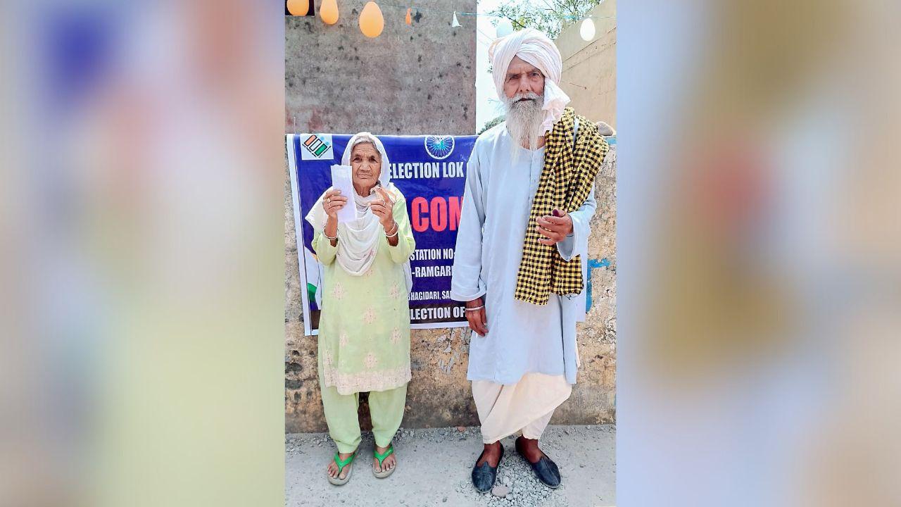 Rawel Singh 98 years old and his wife Harbans Kaur 90 years old show their ink-marked fingers after casting their votes during the second phase of the Lok Sabha elections 2024, at a polling station in Ramgarh on Friday. (ANI Photo)