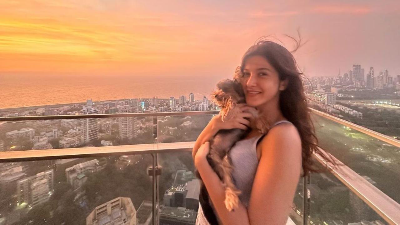 Shanaya Kapoor enjoys sweet moment with her dog 'Pabloooo'