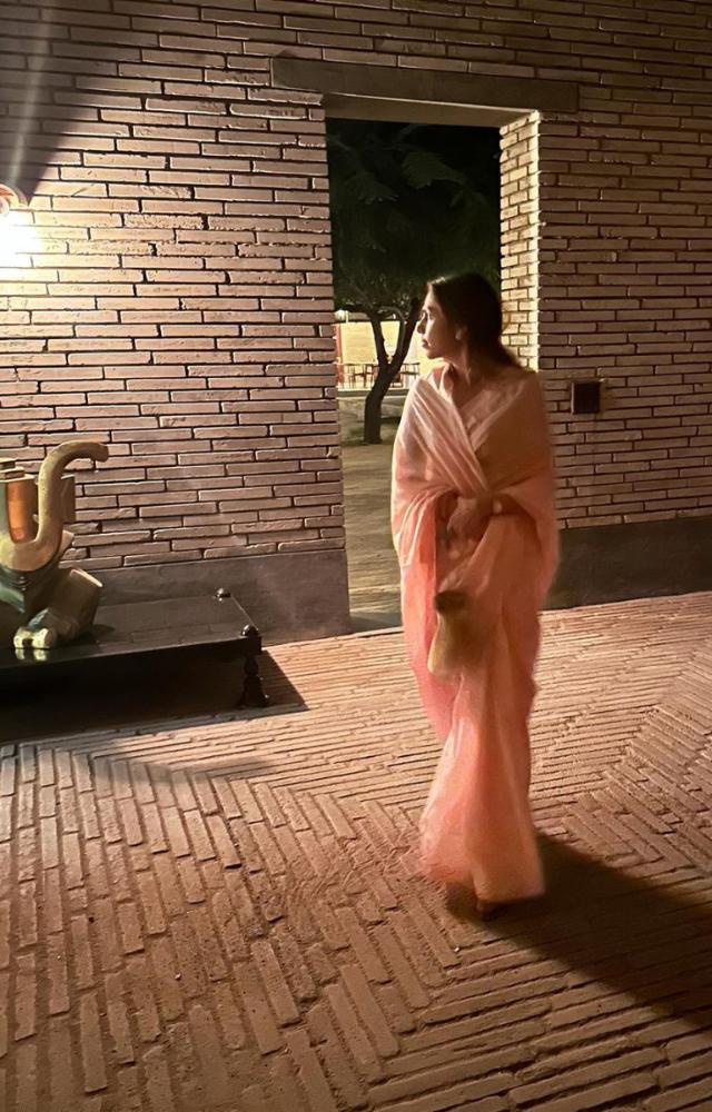 Pink is definitely Sharmin`s colour, take a look at how beautiful she appears in this picture!