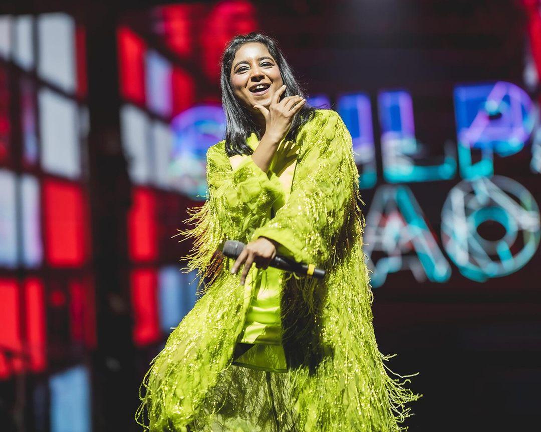 But it's not just her singing that's impressive; it's also the way she carries herself on stage. 