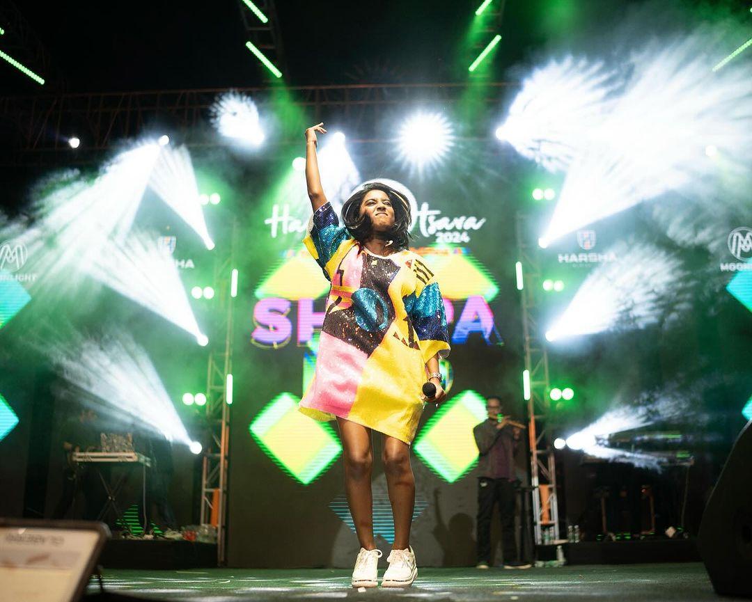  From cool lighting effects to awesome stage setups, every aspect of her concert is designed to keep you hooked from start to finish.