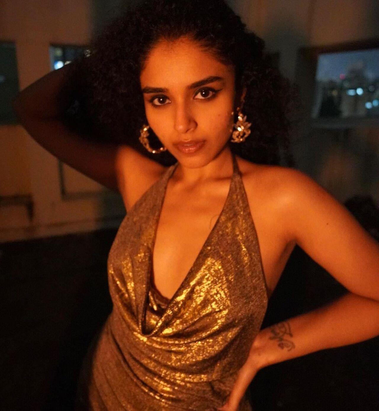 Shinnova is a curly-haired beauty who has a little over 2,400 followers on Instagram. 