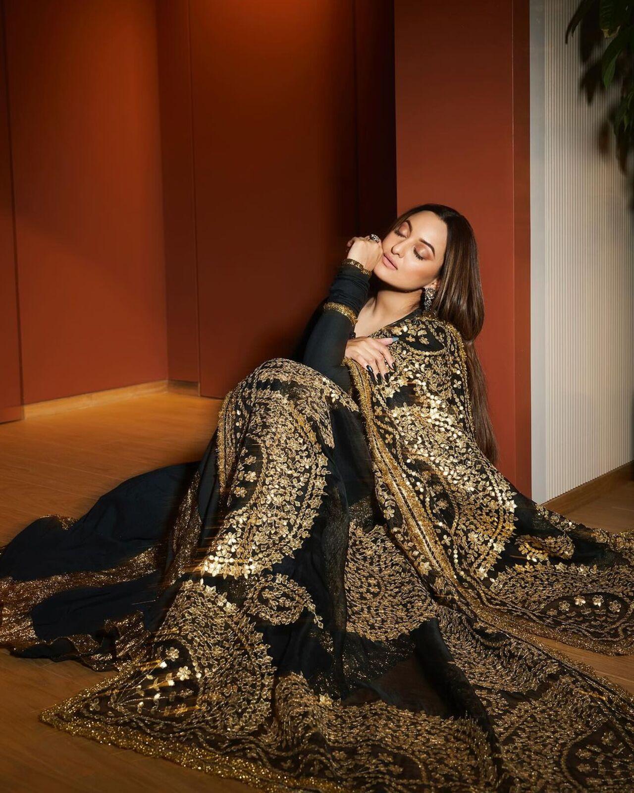 Sonakshi Sinha, who has already captivated the audience with her glimpse in promos and songs, serves a regal look in this black Anarkali outfit. 