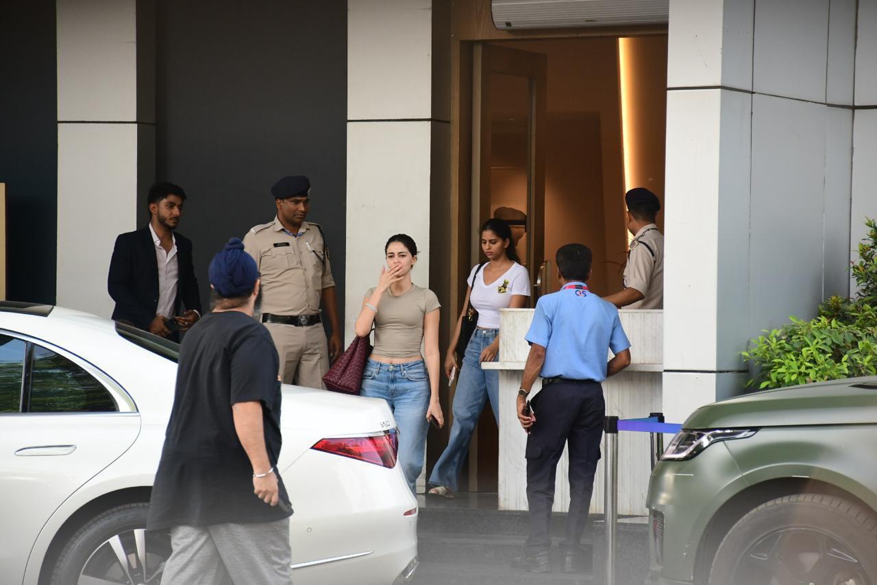 Ananya Panday and Suhana Khan were spotted at the airport as they returned from Kolkata after the KKR vs LSG match at Eden Gardens. 