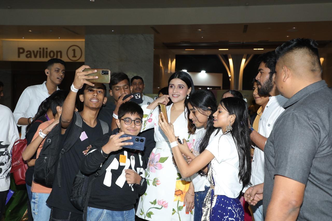 Mannara Chopra was surrounded by her young fans at the Jio Convention Center