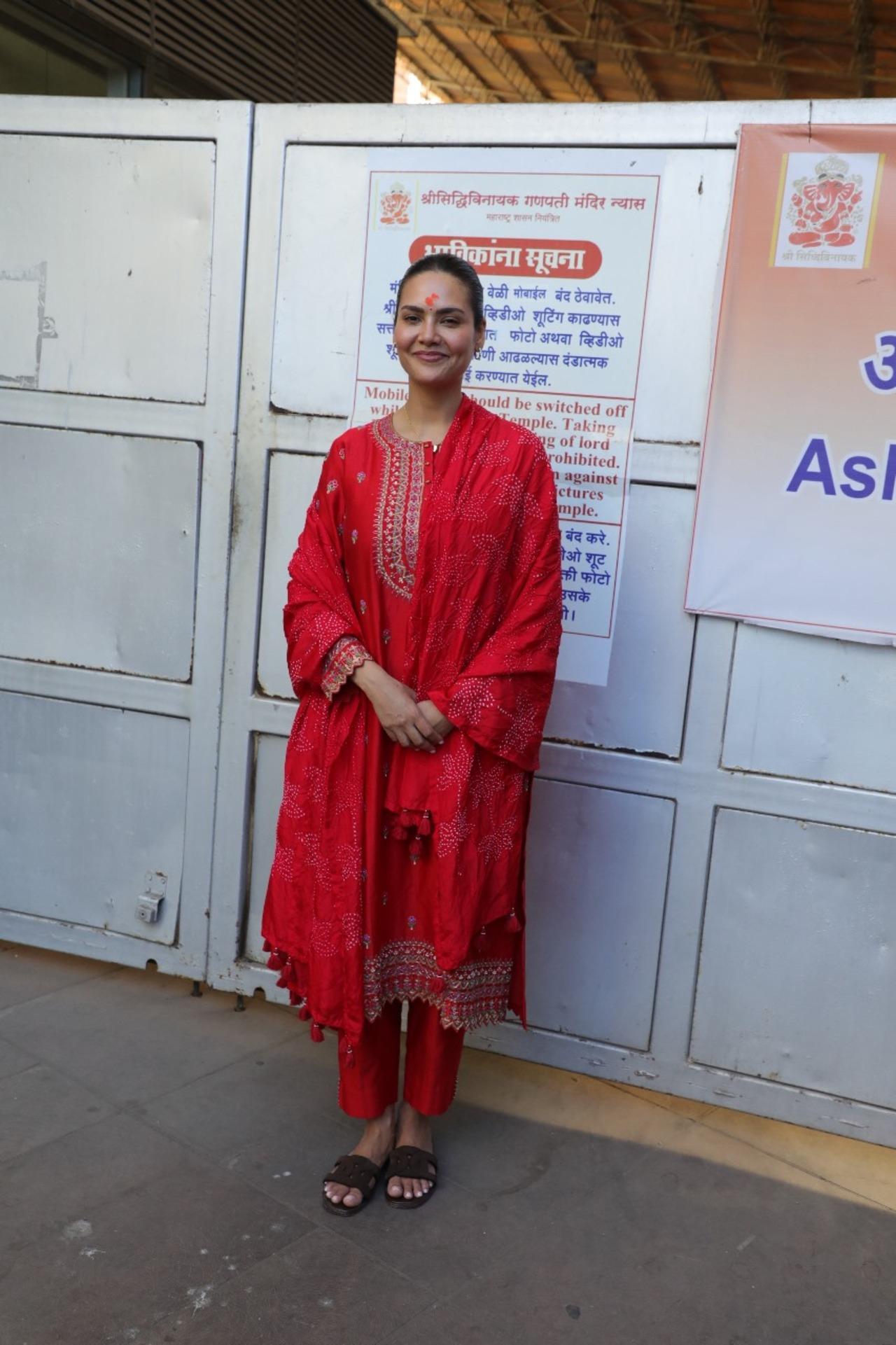 Esha Gupta spotted at Siddhivinayak temple