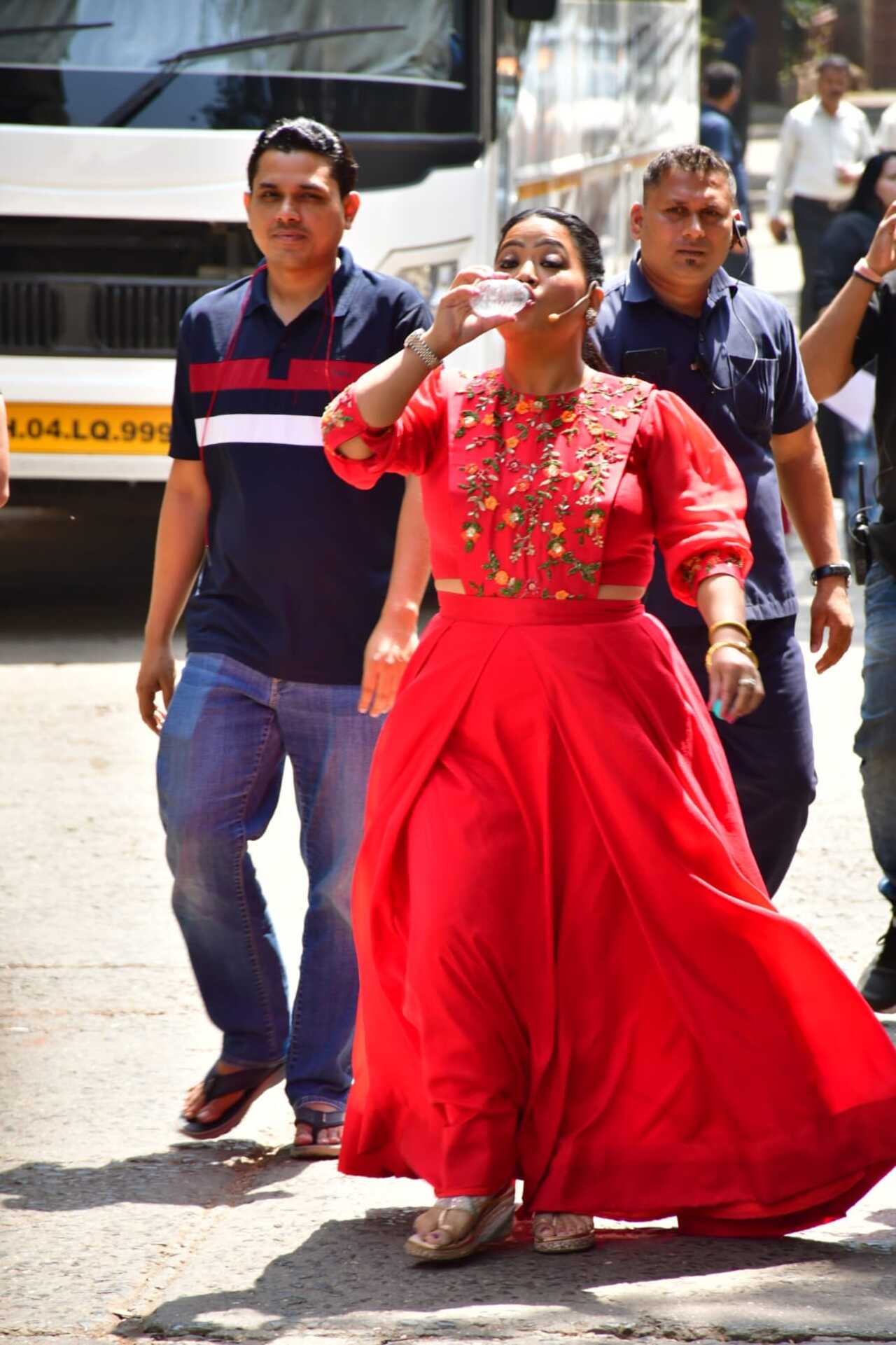 Bharti Singh seen beating the summer heat by staying hydrated on the sets of Dance Deewane