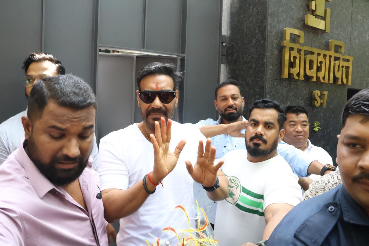 Ajay Devgn steps outside his house to greet fans