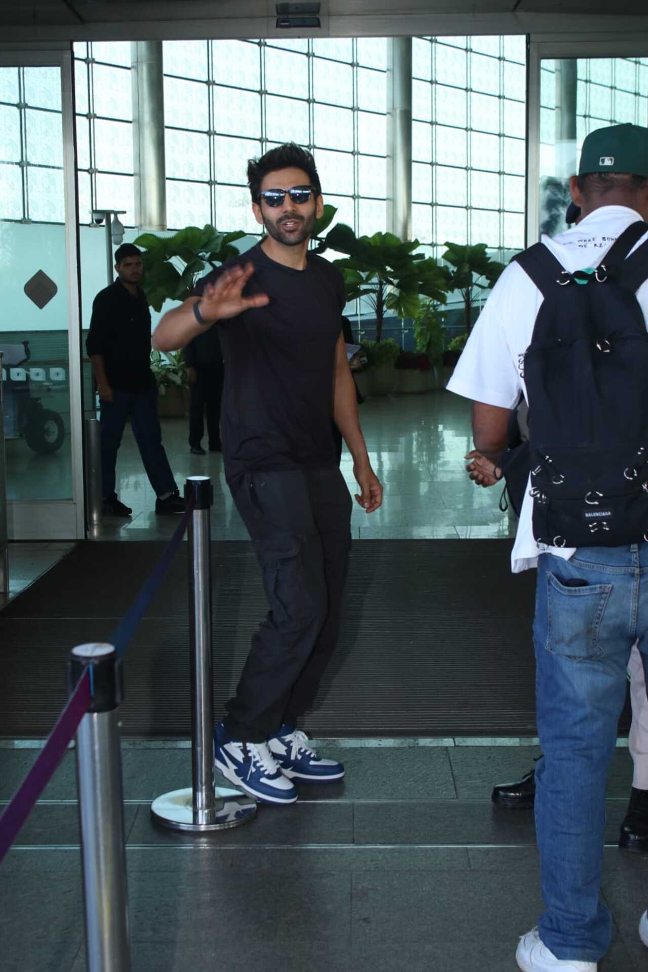 Kartik Aaryan was spotted at the airport leaving for the shoot of Bhool Bhulaiyaa 3