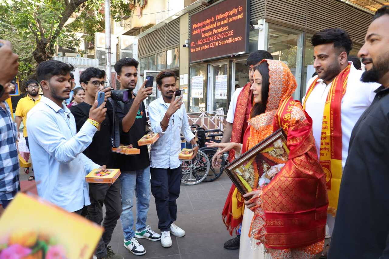 Shehnaaz Gill greets paparazzi outside the temple