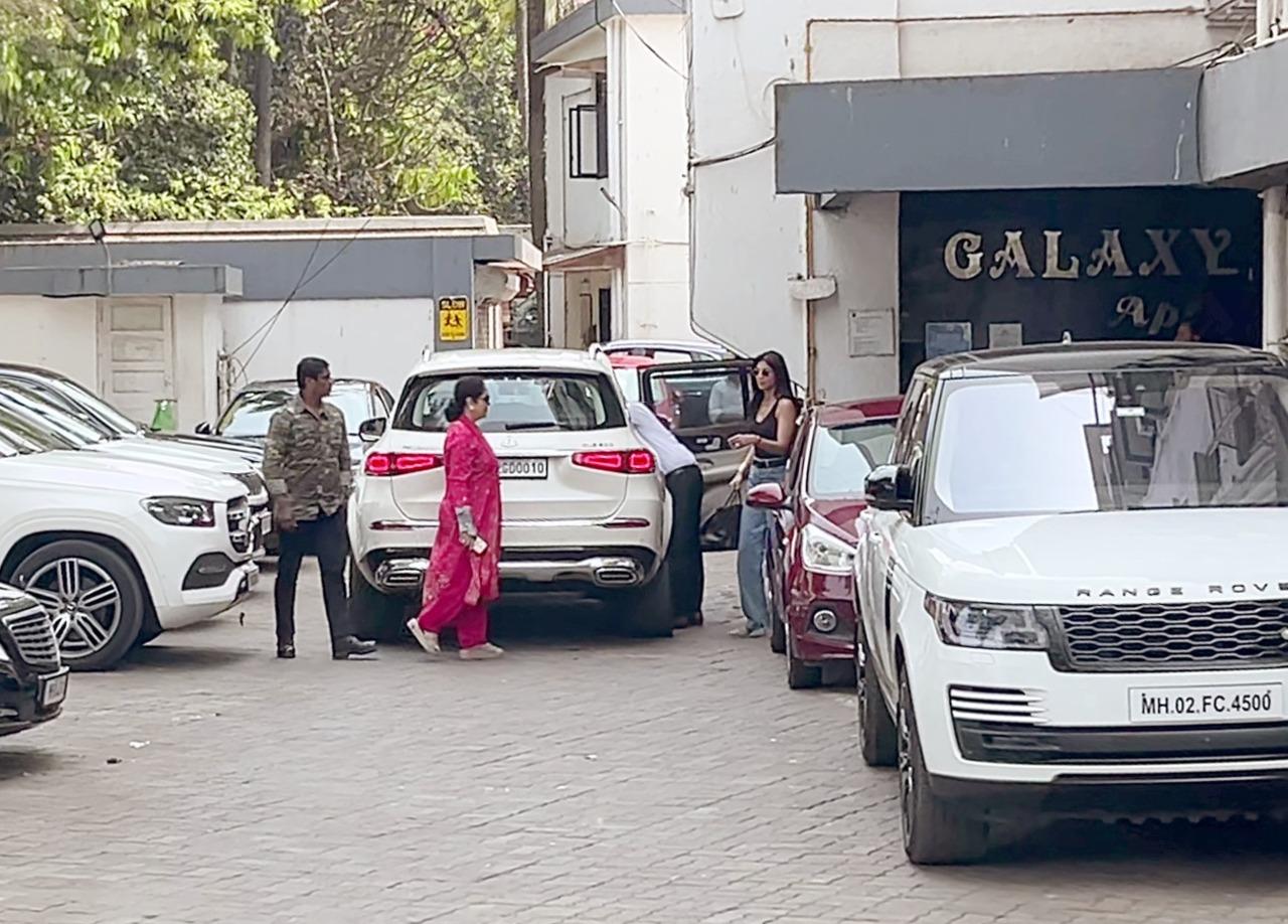 Shilpa Shetty was seen visiting Salman Khan at his home after the firing incident at the latter's house