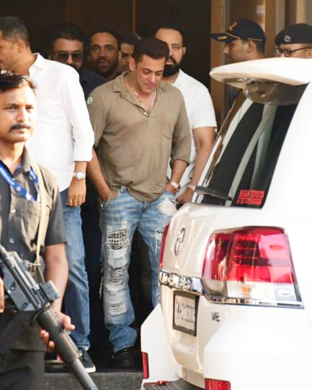 Salman Khan made a Dabangg entry at the Kalina airport today. The superstar opted for a casual look in an olive t-shirt and jeans