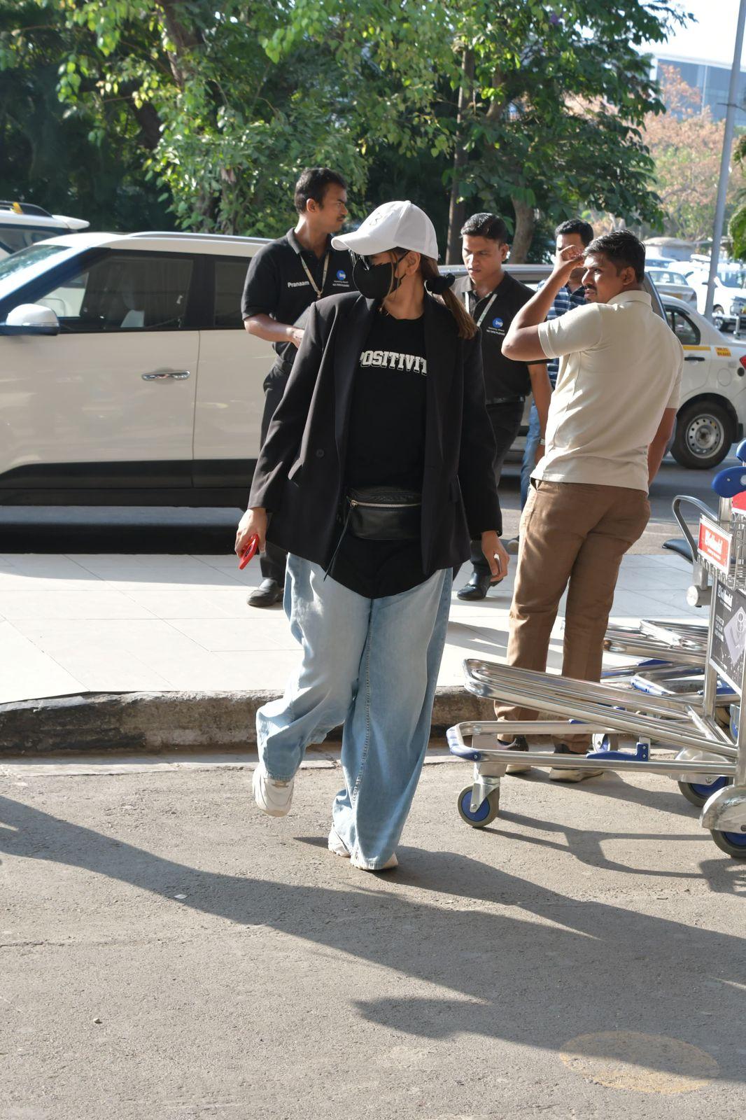 Sonakshi Sinha was spotted at the Mumbai airport today