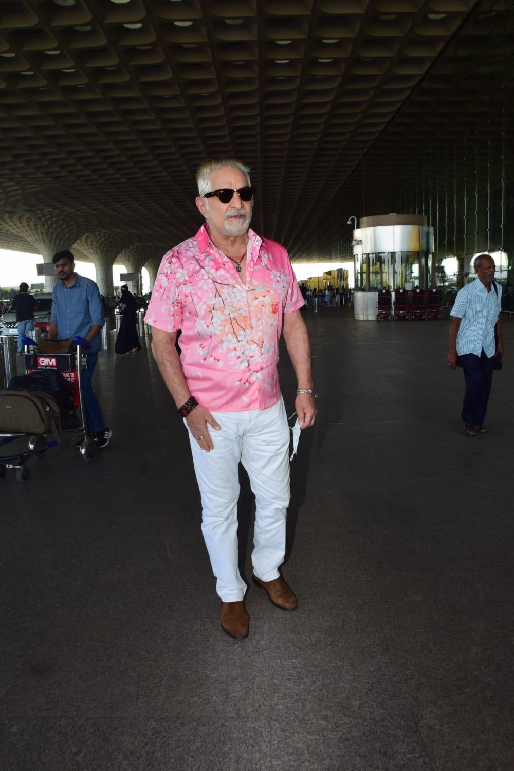 Dalip Tahil was spotted at the Mumbai airport. The actor smiled and greeted all the paparazzi present there