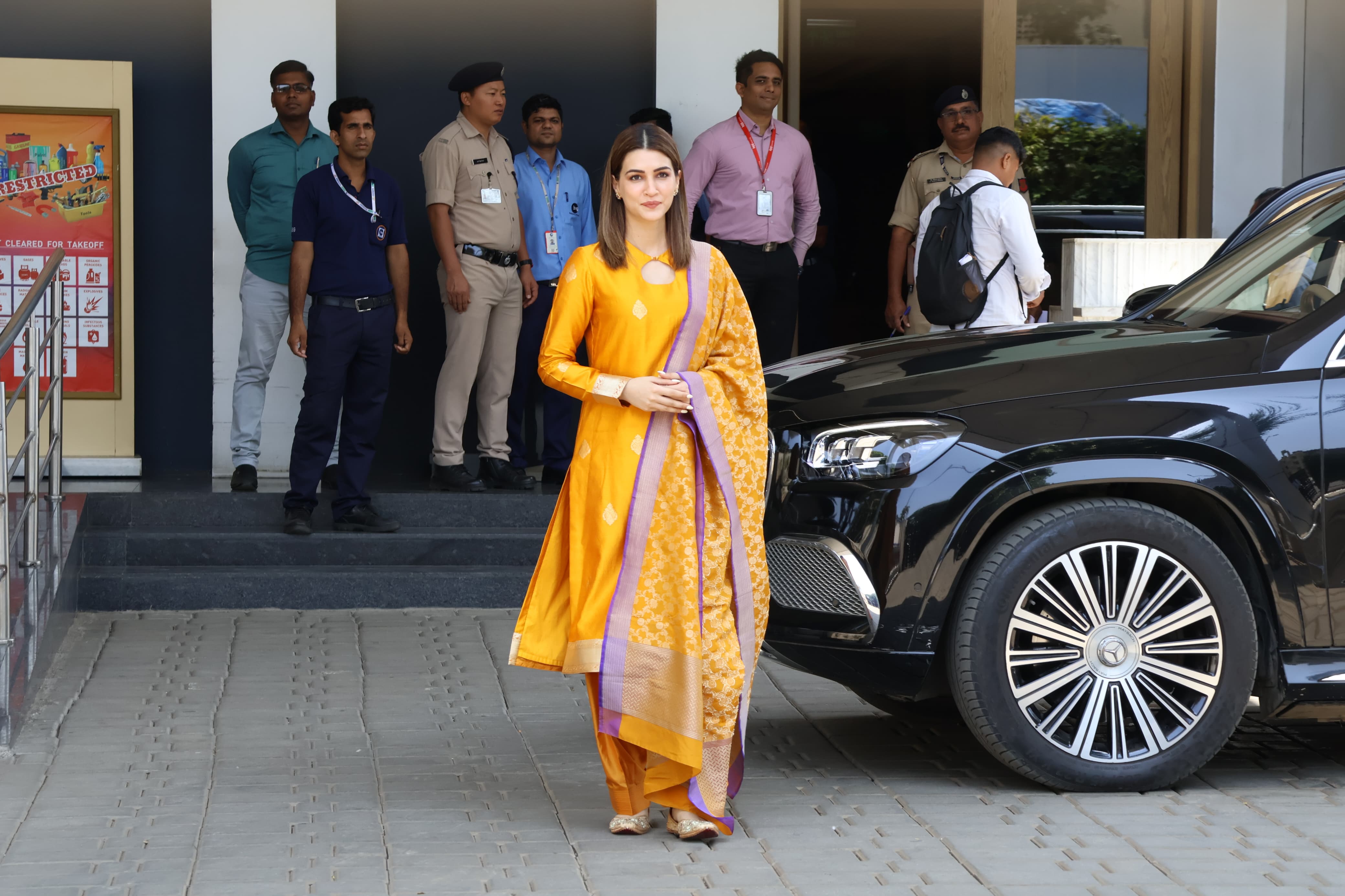Kriti Sanon was spotted at the Kalina airport looking like a diva