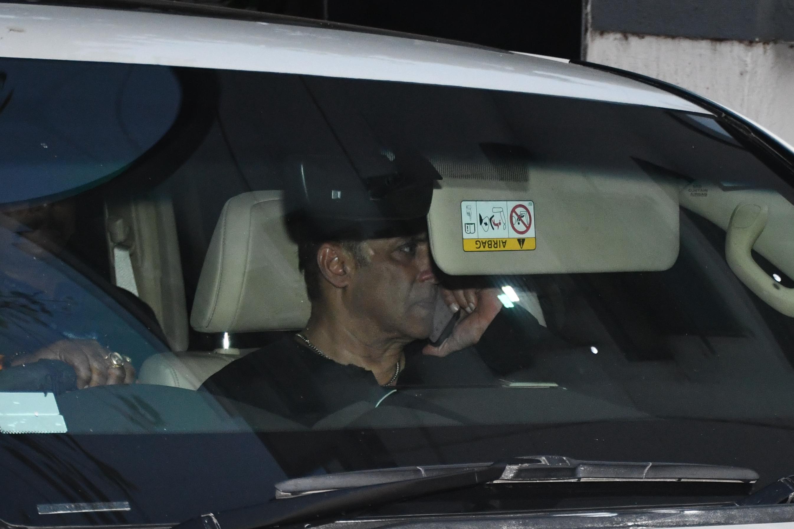 The paps managed to catch a much-awaited glimpse of the Bollywood superstar