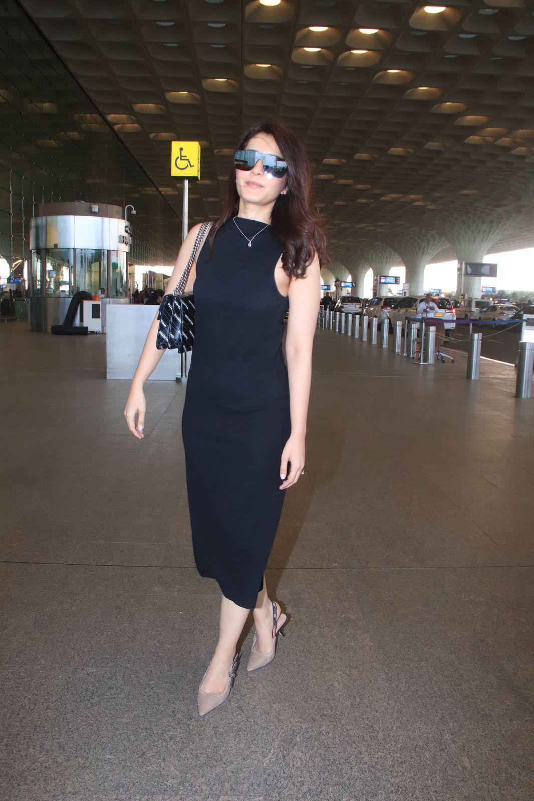 Raashi Khanna was spotted looking chic as ever at the Mumbai airport today