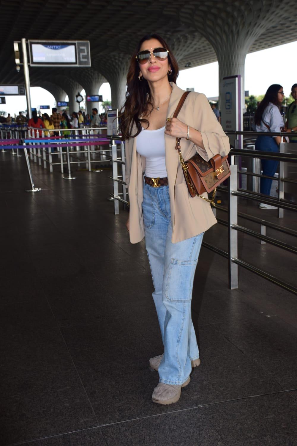 Amrita Rao graciously allowed the paparazzi to photograph her at the airport