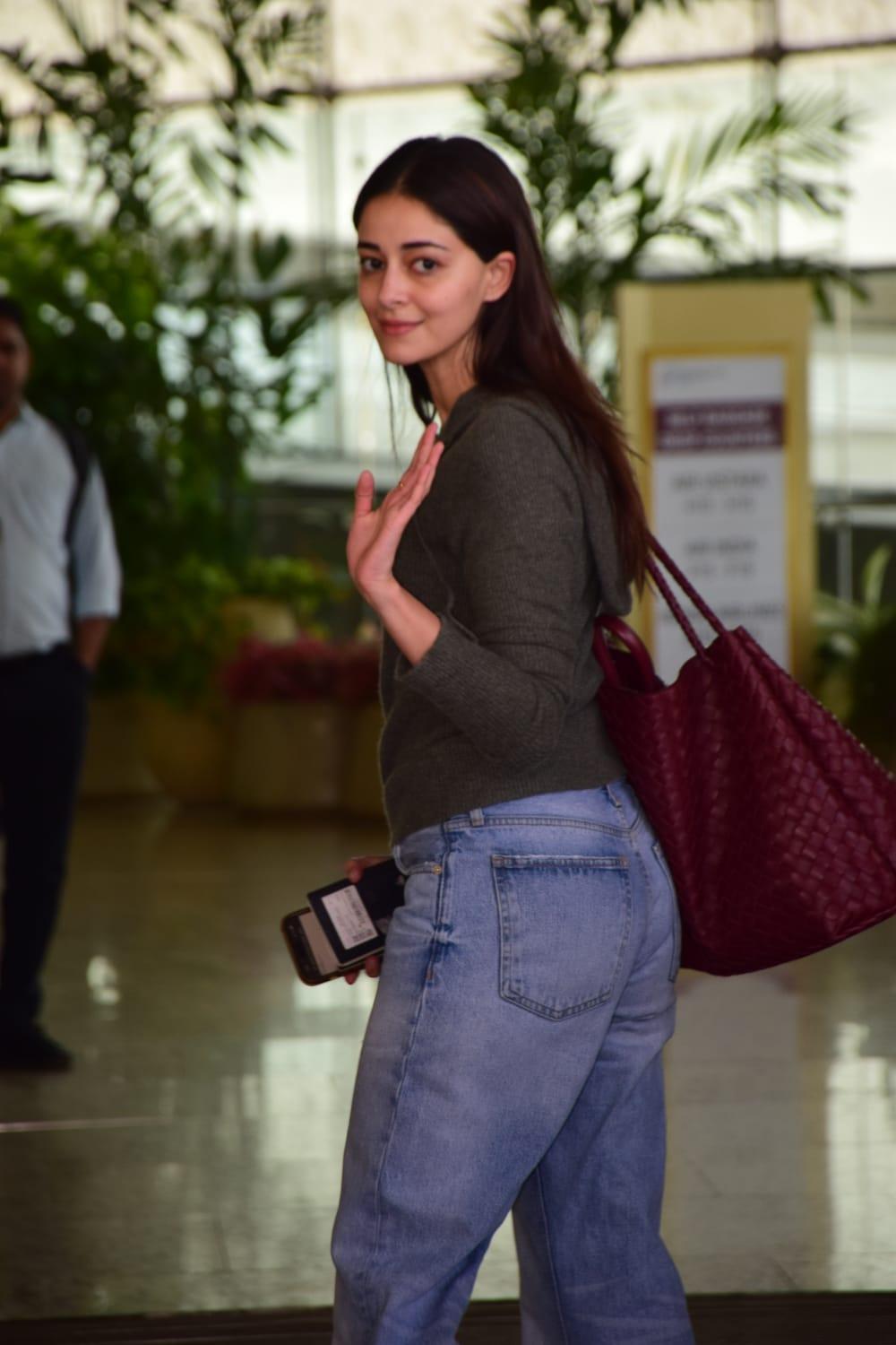 Ananya Panday was spotted at the airport looking chic. The actress posed and greeted the waiting paparazzi with a smile