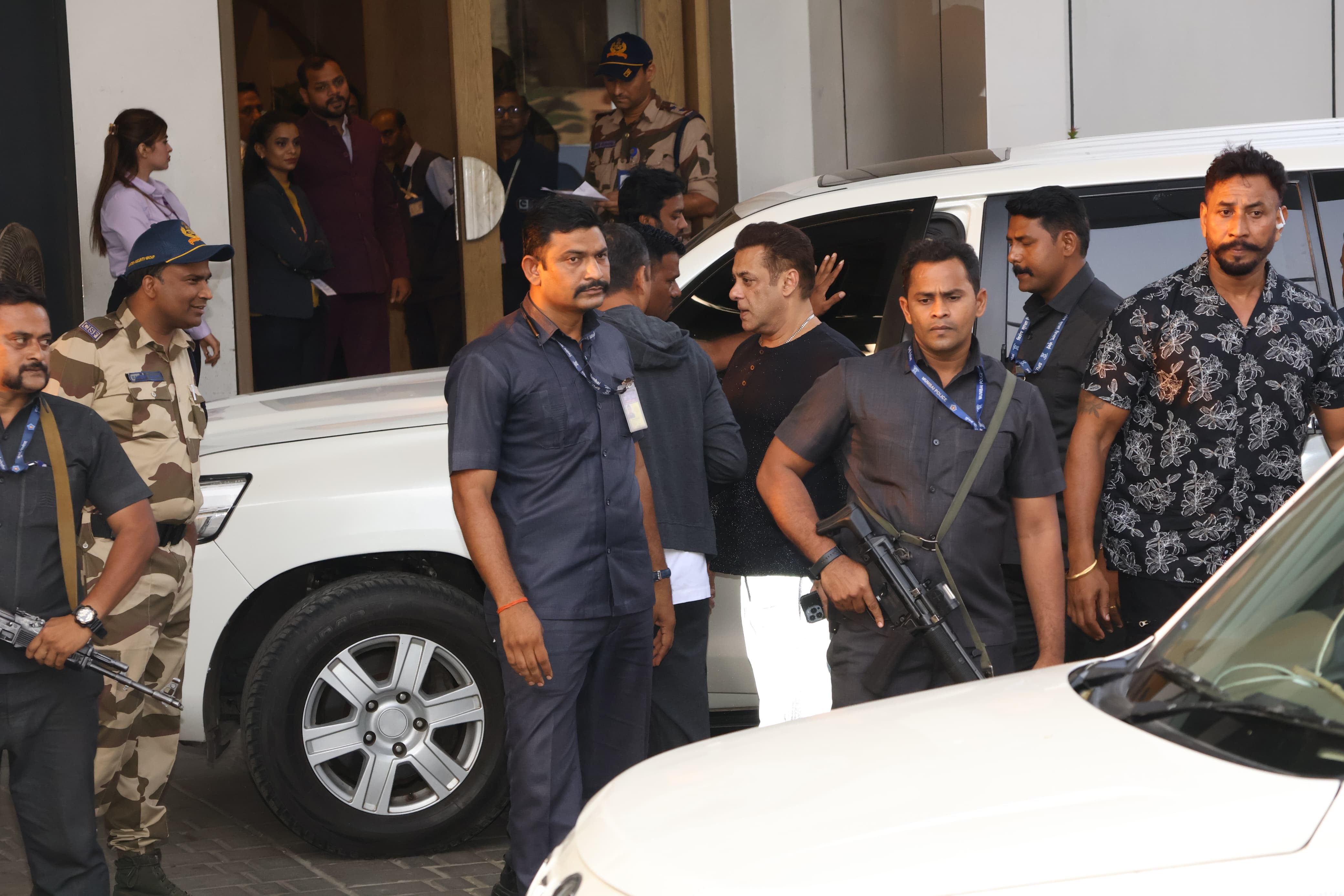Look at the security surrounding the Bollywood superstar!