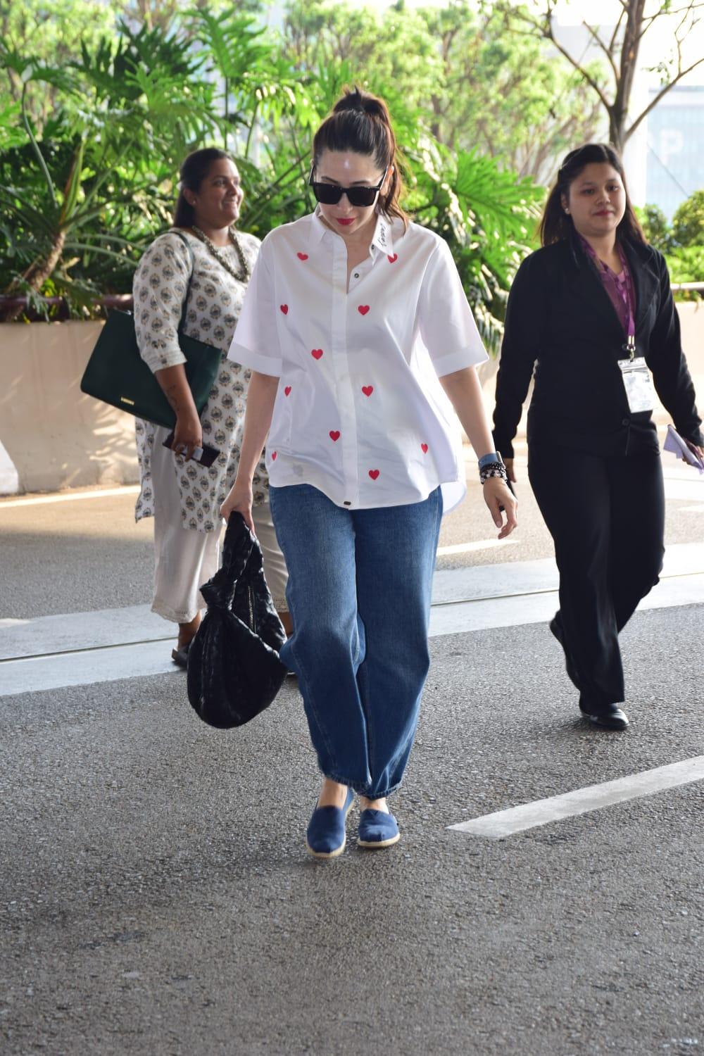 Karisma Kapoor was clicked at the Mumbai airport today. The actress was absolutely glowing!