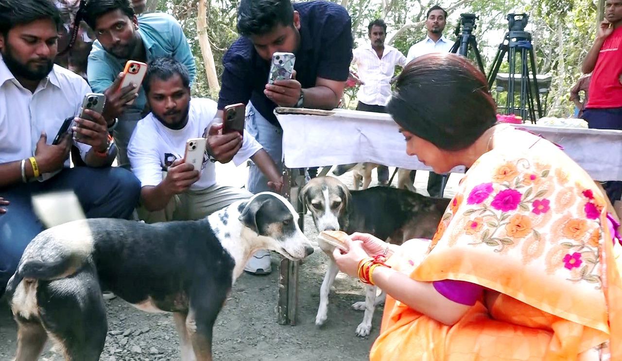 'Anupamaa' star Rupali Ganguly feeds cake to street dogs ahead of birthday