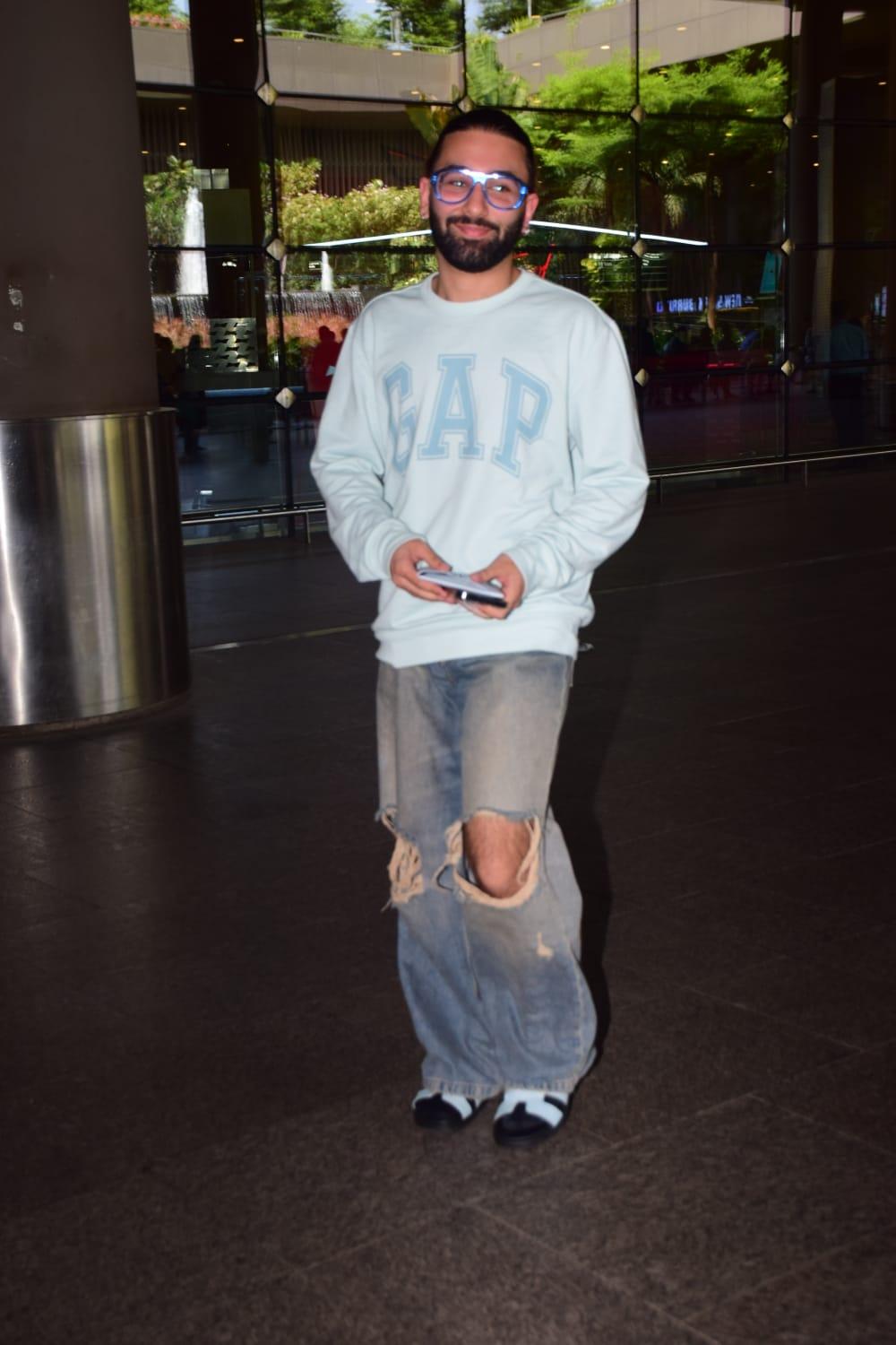 Orry was clicked at the Mumbai airport today. The star was dressed in a sweatshirt and jeans 