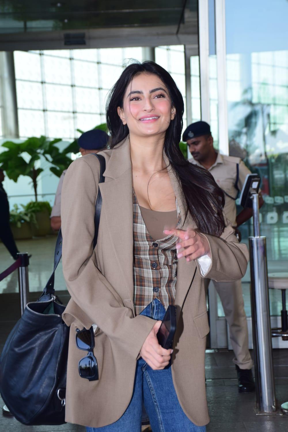 Palak Tiwari turned heads at the Mumbai airport today. The actress looked chic as she posed for the cameras