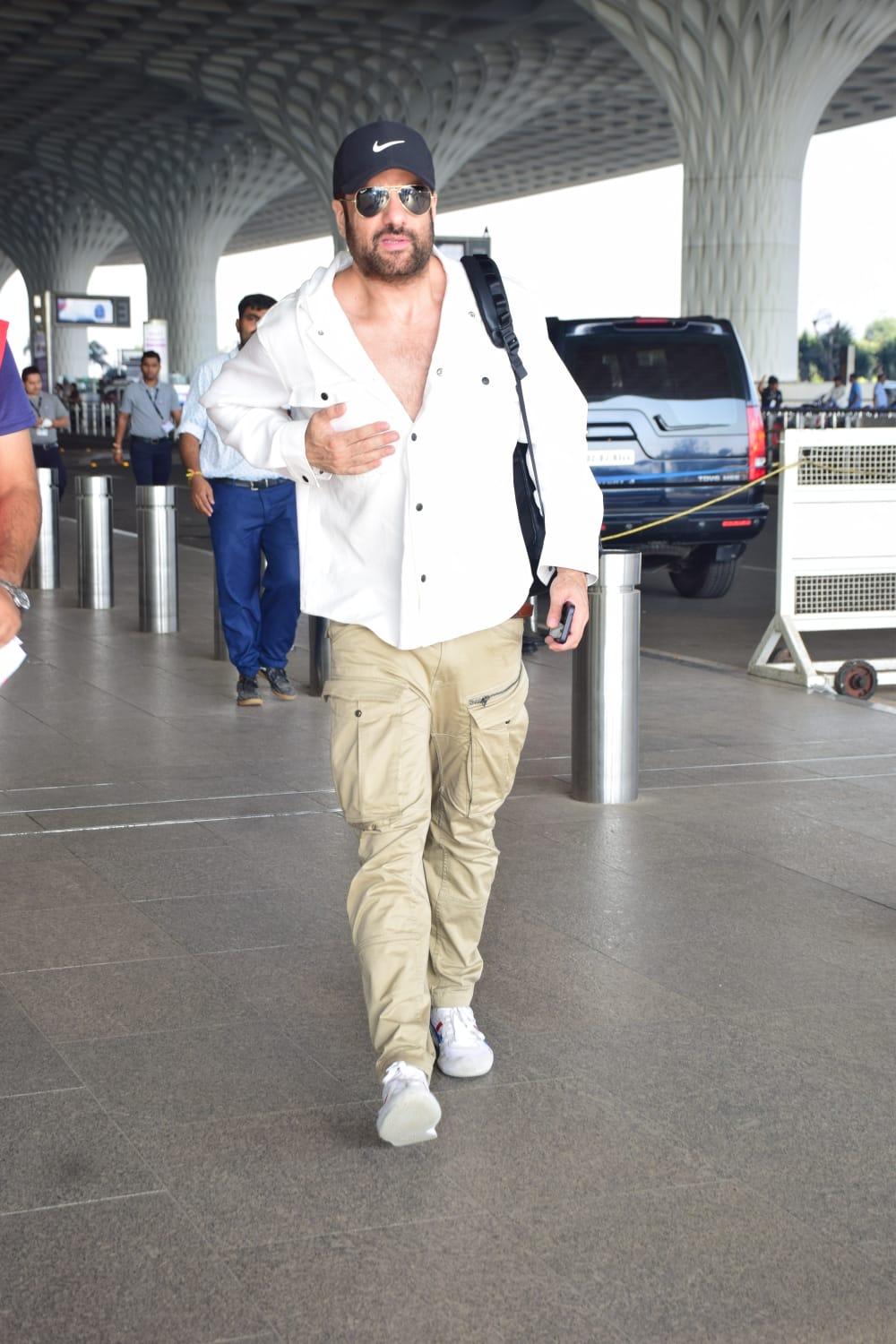 Fardeen Khan looked handsome at the Mumbai airport today