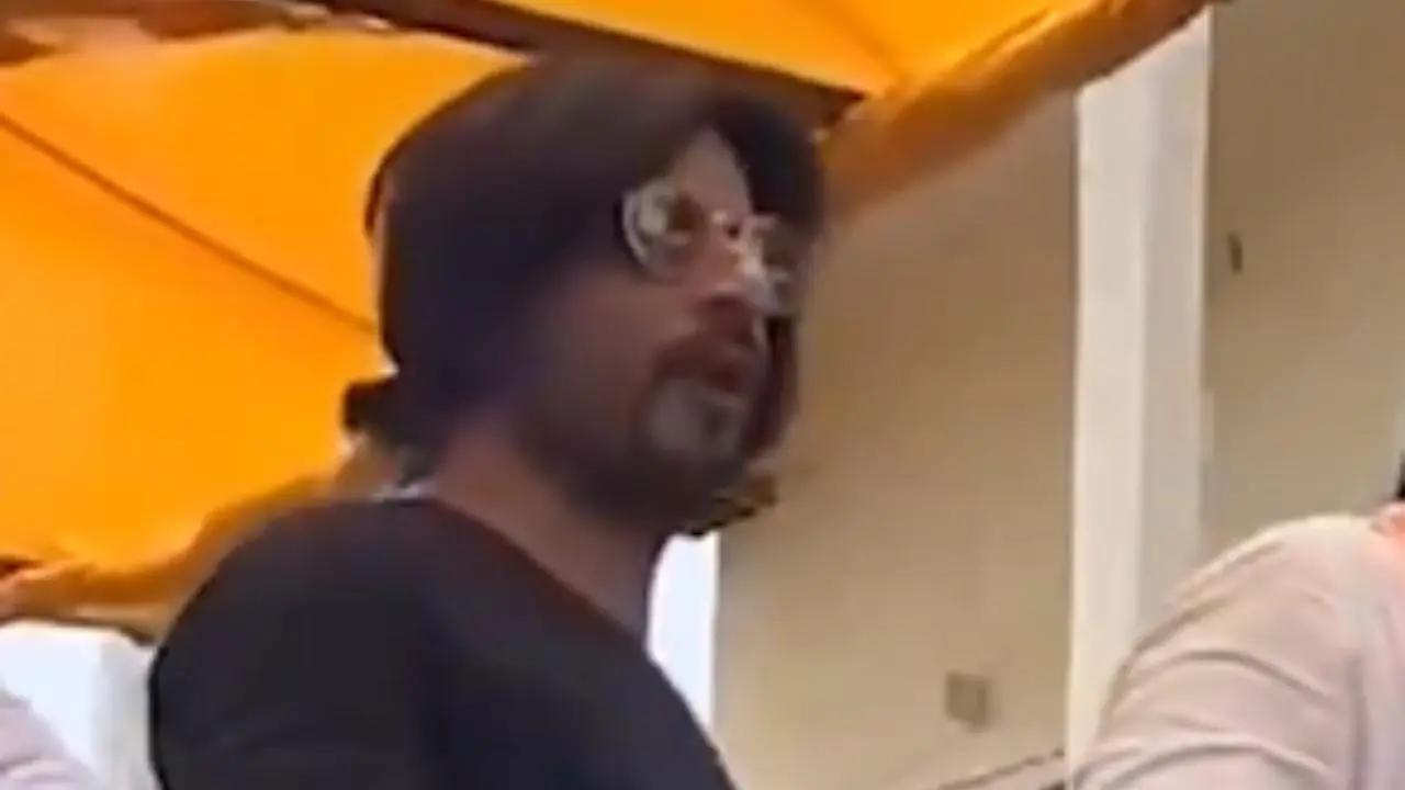 A new viral video shows Shah Rukh Khan's lookalike campaigning for a political party. The video has left netizens confused. Read more