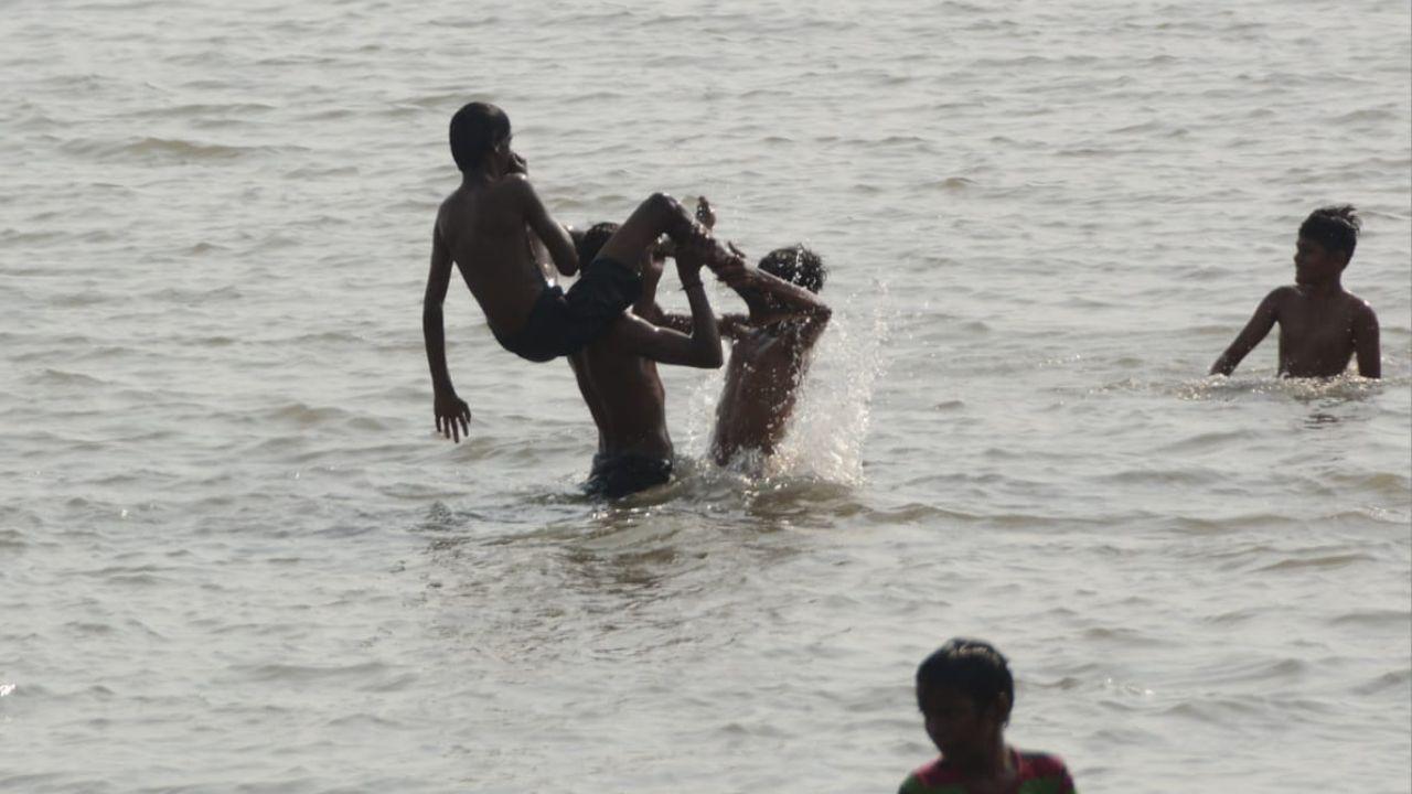 People were seen having a gala time by the shore as they dipped in the cool and salty sea water on Wednesday. Some had come along with their families and some with friends to cool off. 