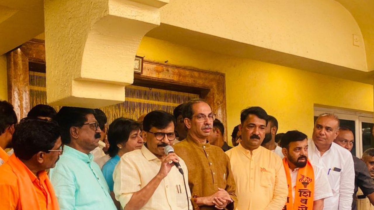 Sitting BJP MP from Jalgaon, Unmesh Patil, on Wednesday joined Shiv Sena (UBT) in the presence of party chief Uddhav Thackeray, party leaders Sanjay Raut and Arvind Sawant. Pics/ Shadab Khan
