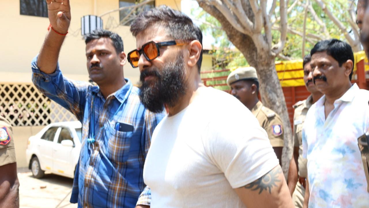 Vikram was spotted in a white t-shirt and goggles as he arrived to cast his vote