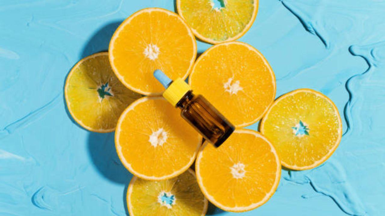 Vitamin C is easily absorbed in the skin and starts its work immediately. It is also a cofactor for collagen synthesis. Collagen synthesis cannot happen without vitamin C. It stabilises the structure and promotes collagen gene expression. 