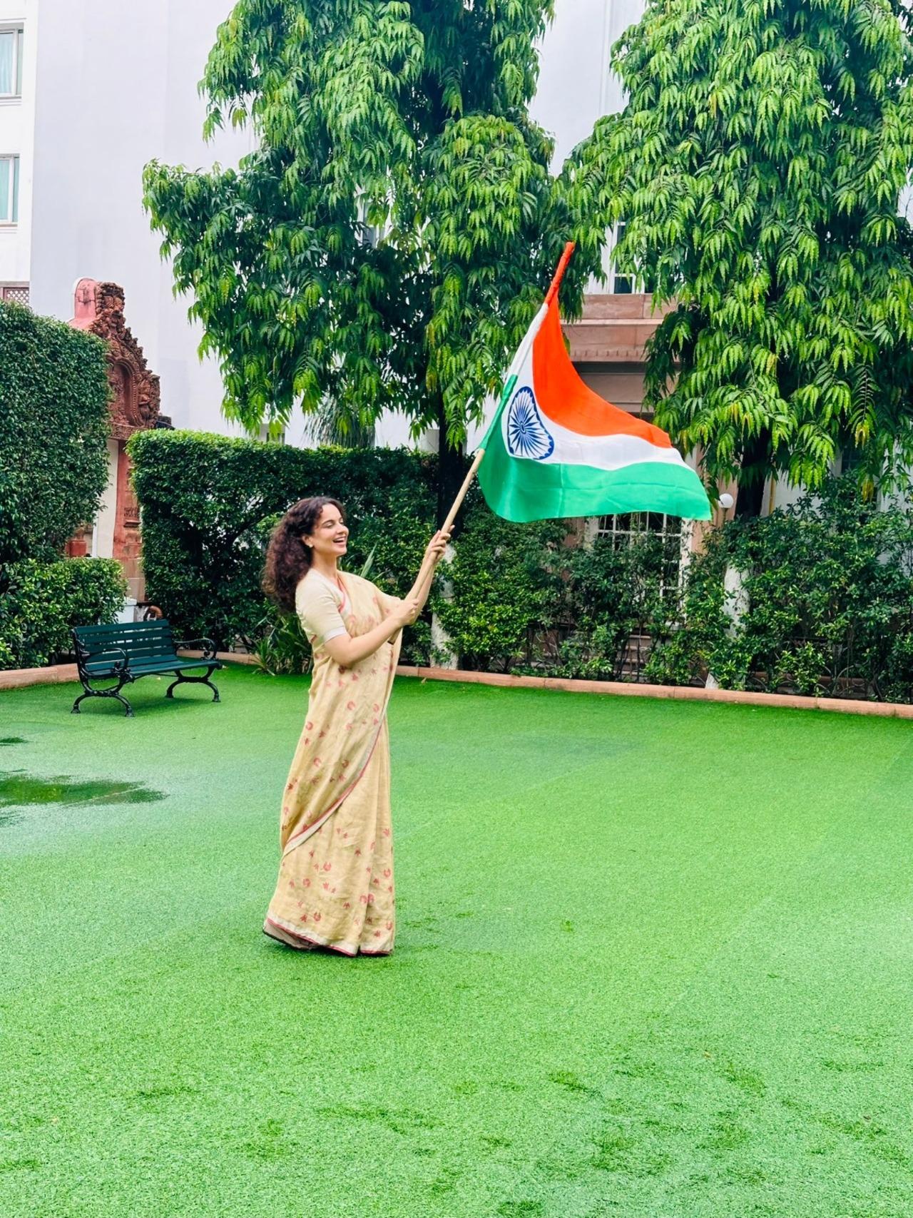 Kangana Ranaut also dropped a picture of herself proudly waving the Indian flag