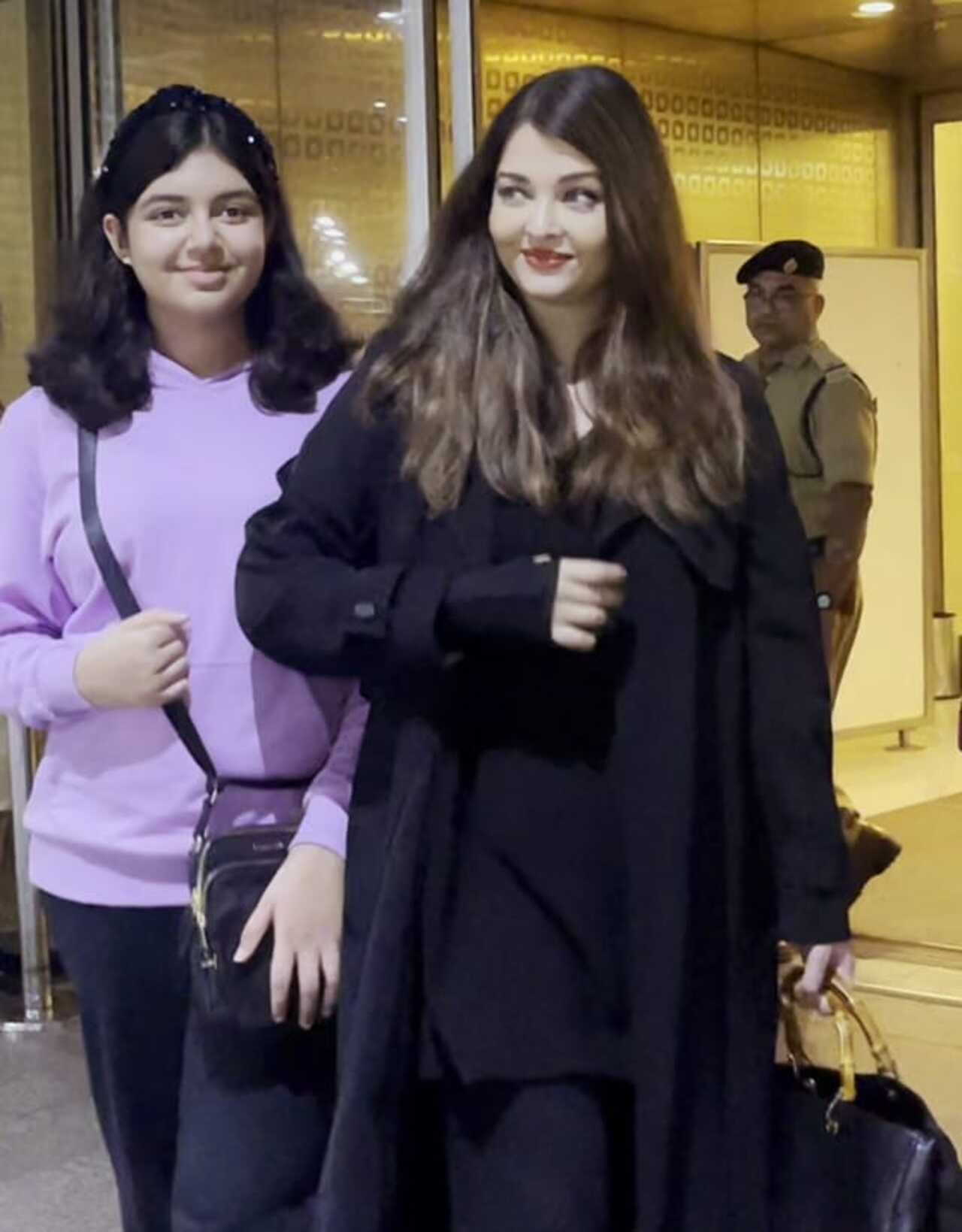 Aishwarya Rai Bachchan and Aaradhya were spotted at the Mumbai airport