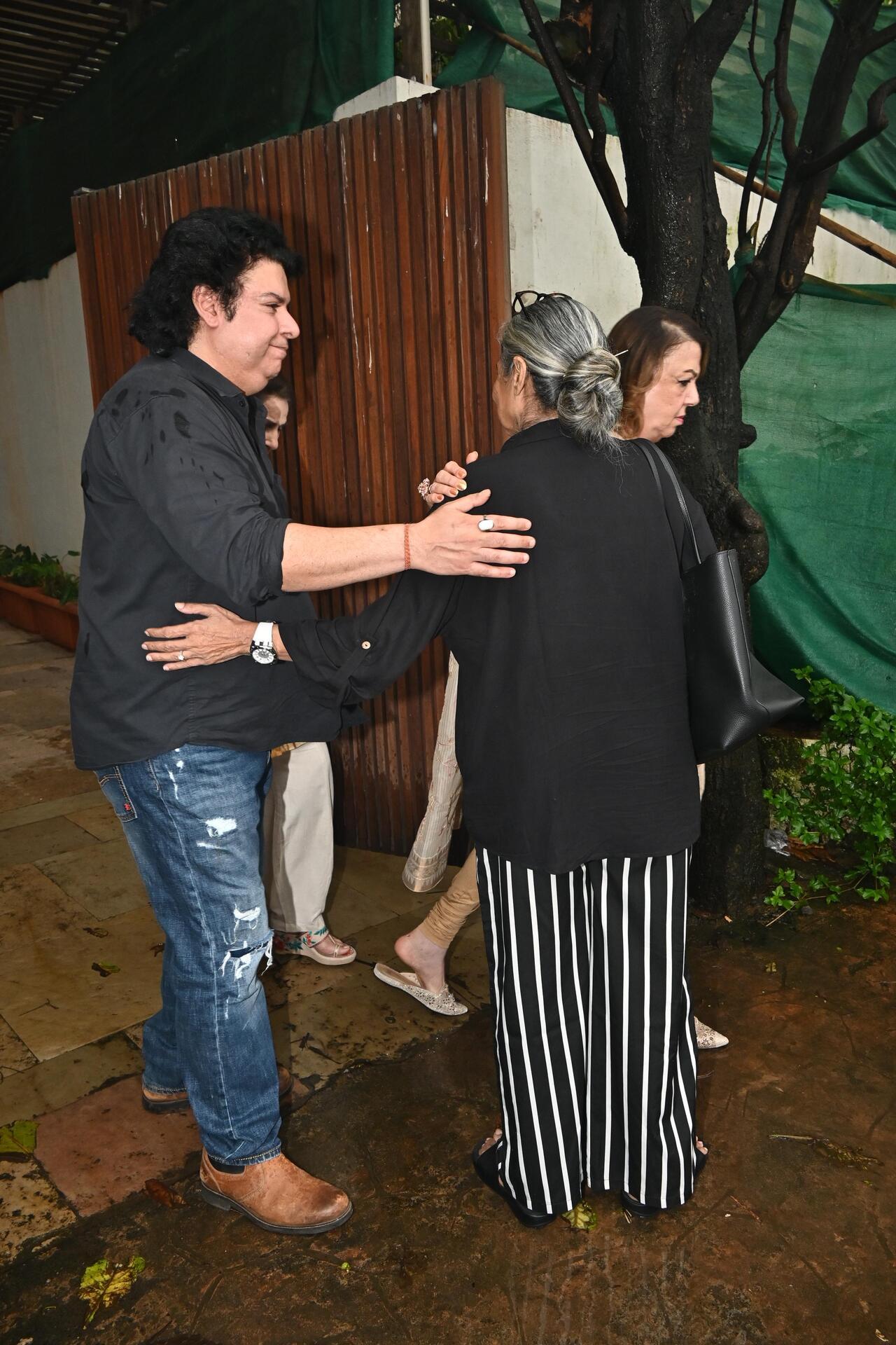 Sajid Khan sees off guests who arrived at Zoya Akhtar's place