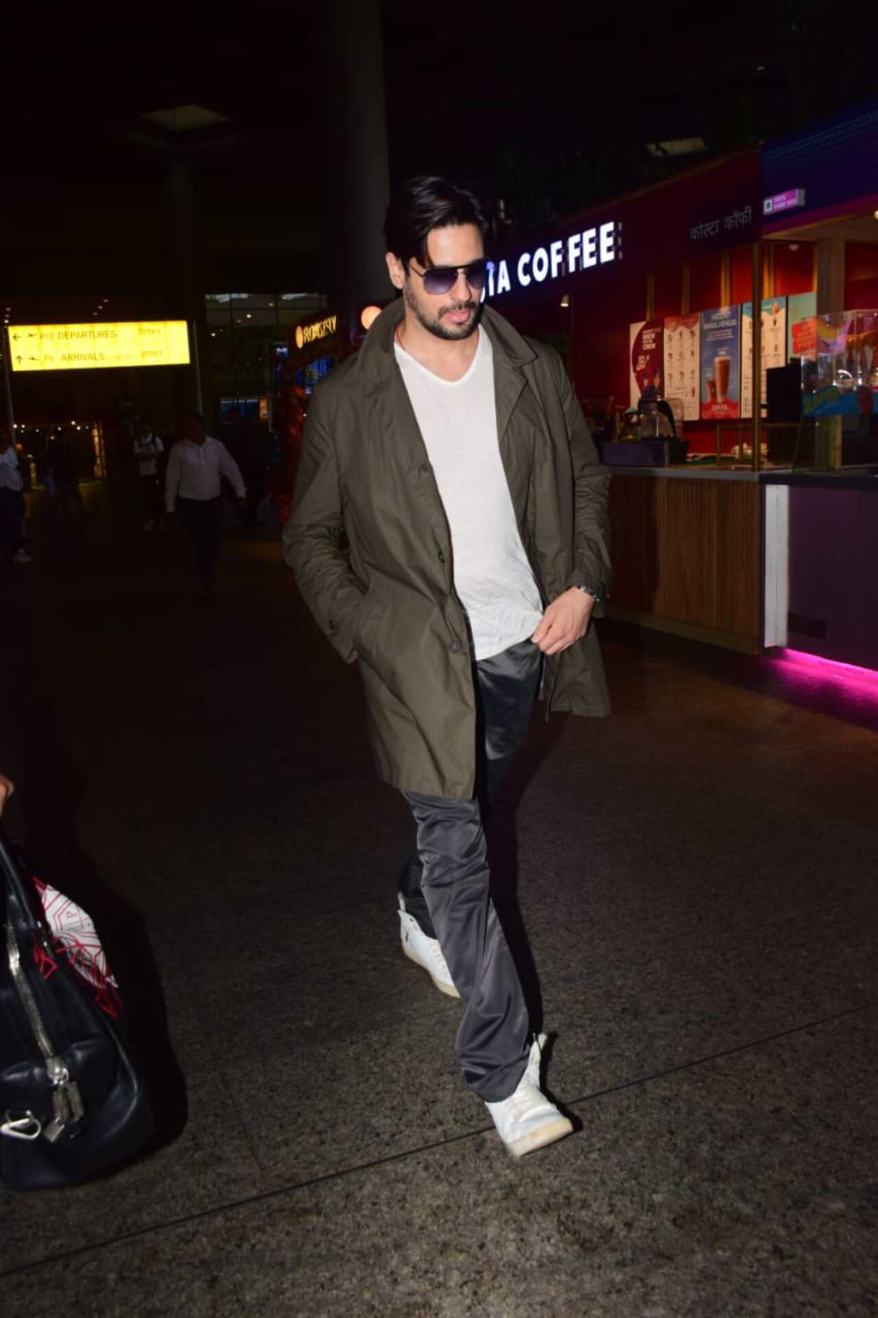 Sidharth Malhotra looked smart in casuals as he made his way out of the airport