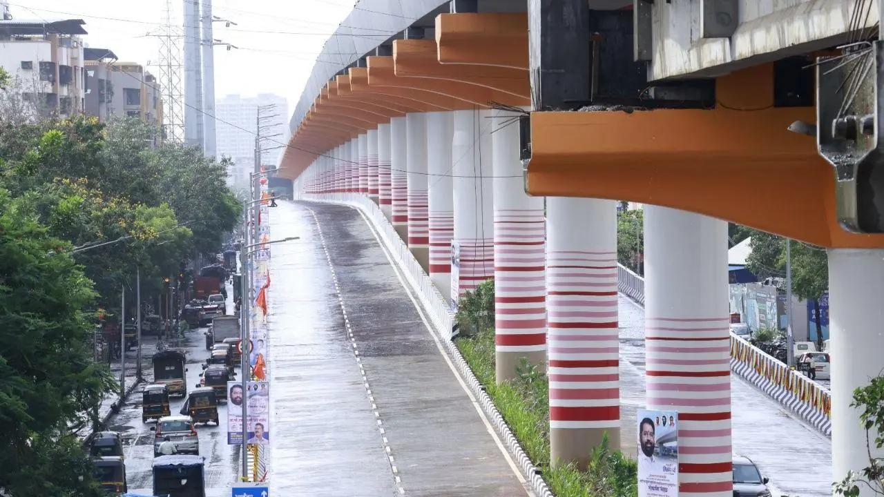 Mumbai gets its first double-decker flyover with integrated metro route
On Wednesday, Mumbai's first double-decker flyover, which combines a flyover and a Metro viaduct was inaugurated by Chief Minister Eknath Shinde. The double-decker flyover, located in Mira-Bhayander, is expected to usher in a huge improvement to the region's transport infrastructure. The inauguration was attended by MLA Pratap Sarnaik, MLA Geeta Jain, and Joint Metropolitan Commissioner Radhabinod Sharma. Read more.