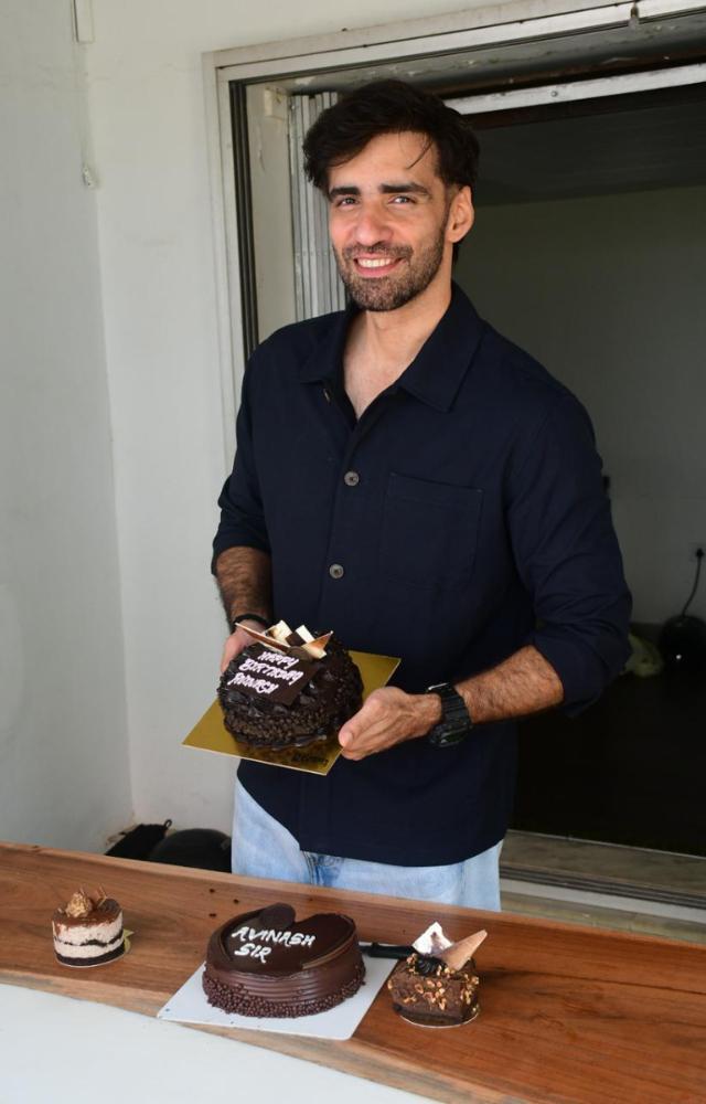 Avinash celebrates birthday with paps