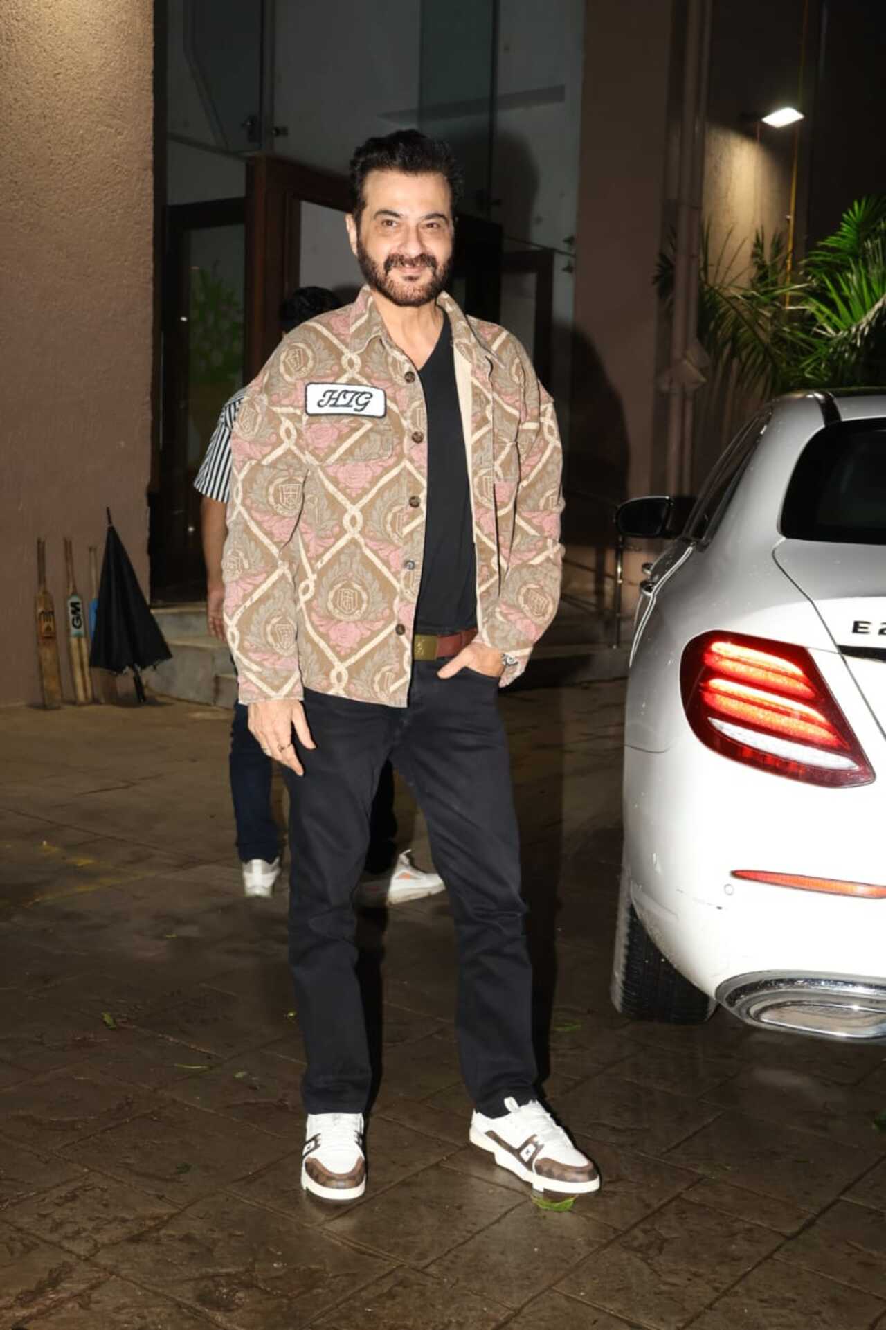 Sanjay Kapoor spotted a black jeans and paired it with matching T-shirt and put a contrasting brown jacket over it