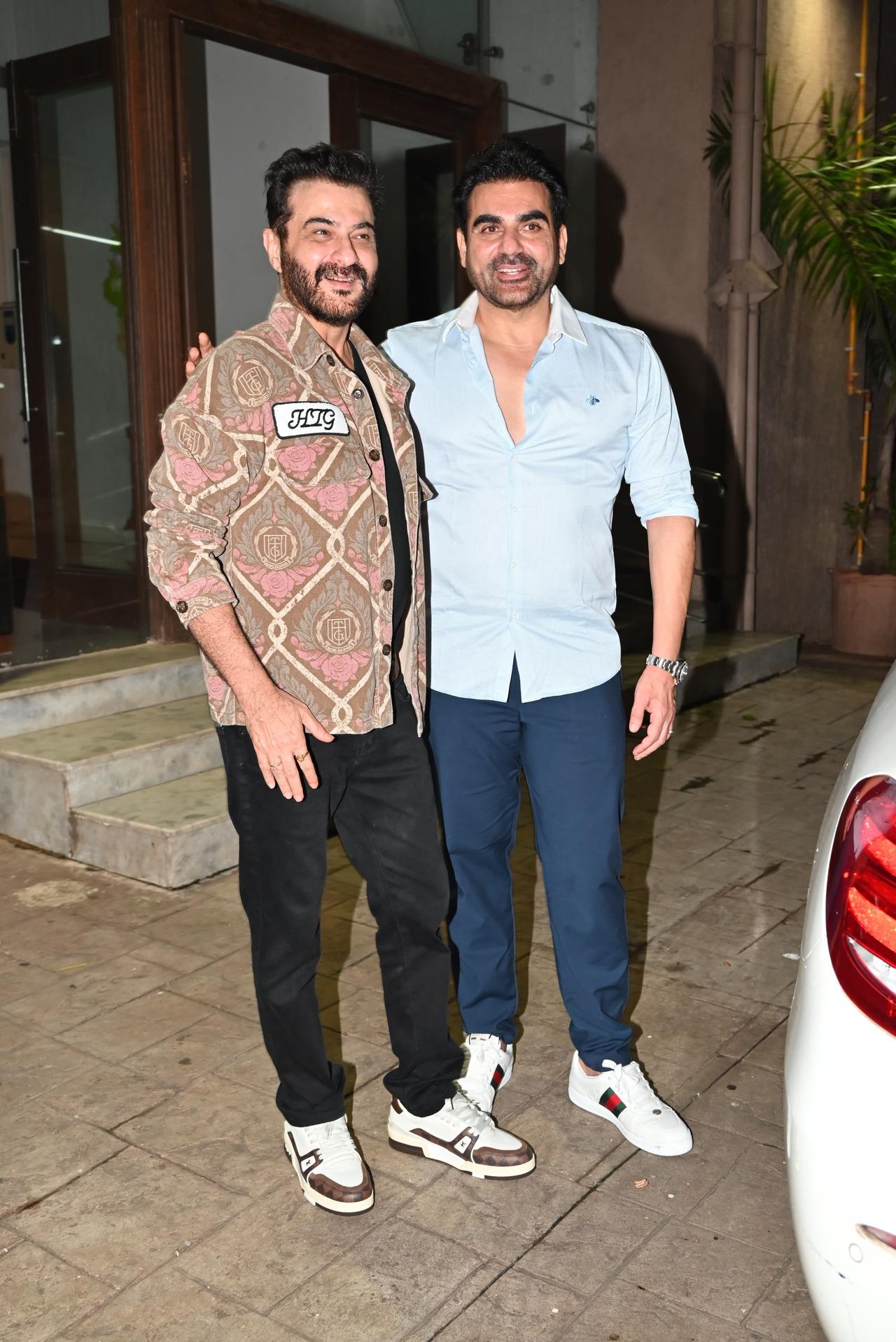 Sanjay Kapoor went to the party and posed with the birthday boy Arbaaz