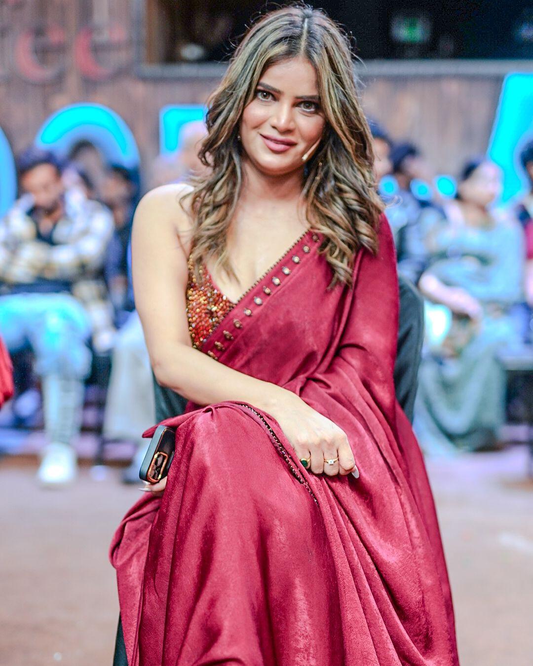 Then drape yourself in this stunning yet simple red saree, which can make you look incredibly beautiful.