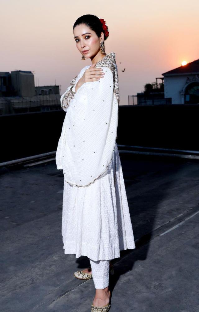 Asha Negi always wows her fans with her fashion sense. Her choice of outfits always catches the eye