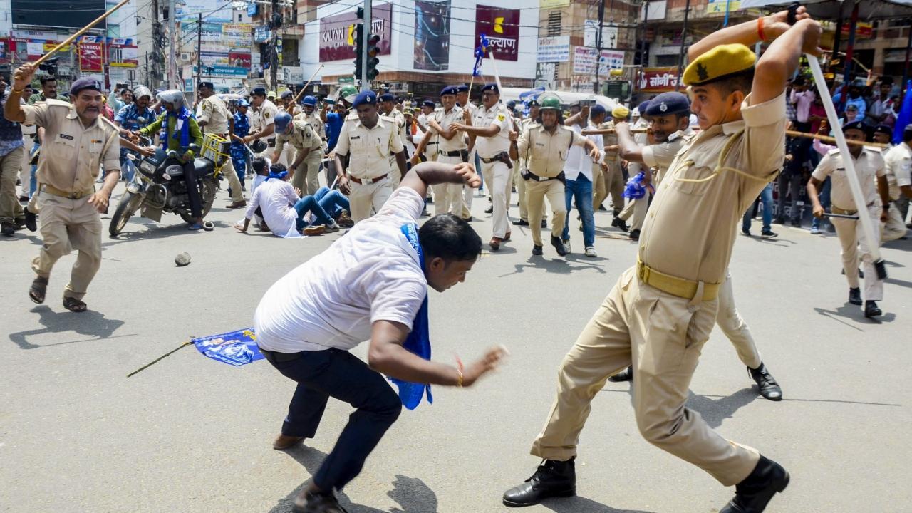 Police personnel lathi-charge protestors during the 'Bharat Bandh' called by SC/ST organisations over reservation issue, in Patna. Pics/PTI